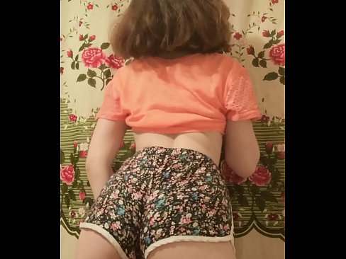 ❤️ Gadis muda seksi menanggalkan celana pendeknya di depan kamera ❤❌ Sialan pada kami